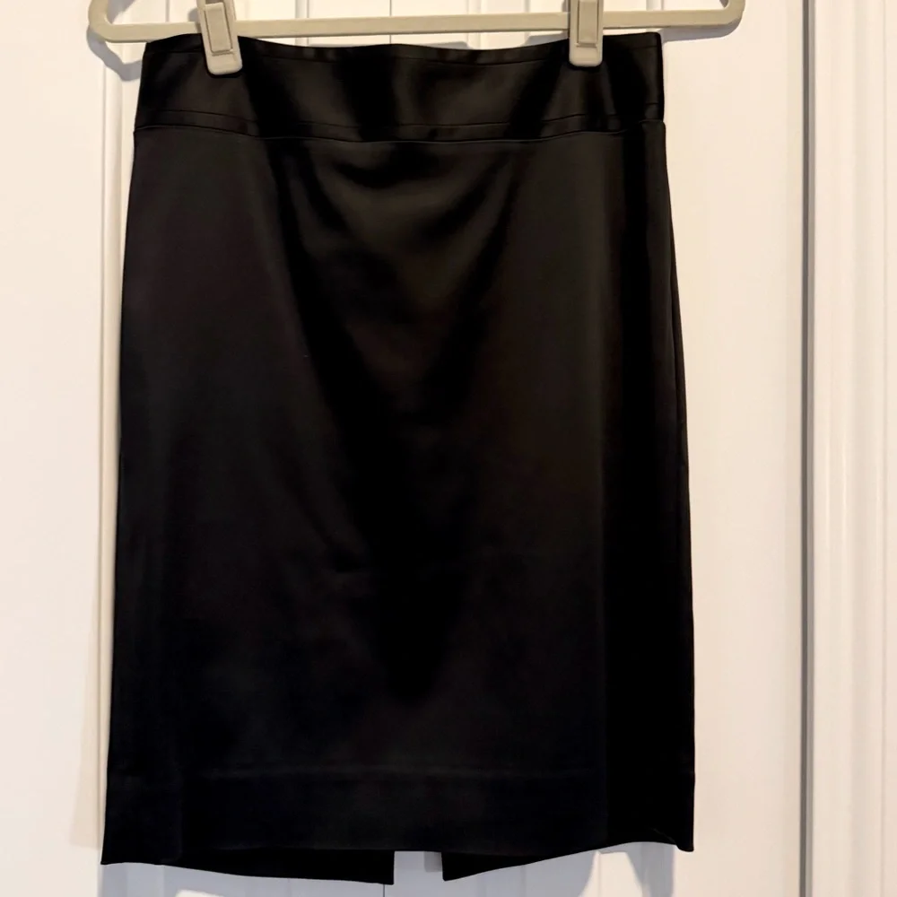 White House Black Market, Classic Satin Pencil Skirt, Size 0 - Picture 3 of 3